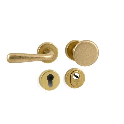 Hardbrass Monza-Silvia voordeurbeslag links SKG3 met kerntrekbeveiliging- messing getrommeld Hardbrass Monza-Silvia voordeurbeslag links SKG3 met kerntrekbeveiliging- messing getrommeld