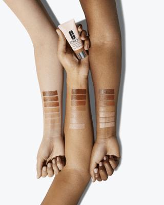 Vloeibare Foundation Clinique Moisture Surge Spf Nº 03 40 ml