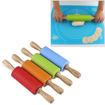 kn055 massief houten handvat silicone deegroller non-stick voedsel knoedel stok lengte: 23cm willekeurige kleur levering