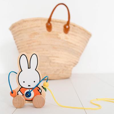 Nijntje houten trekfiguur met kralen