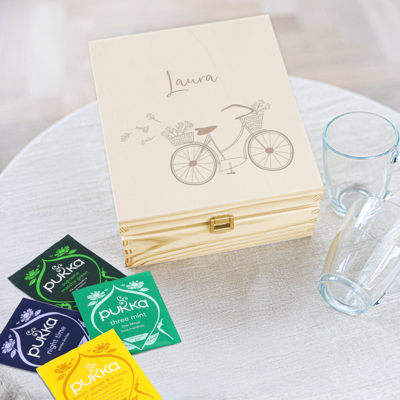 Houten theedoos graveren met twee glazen en vier verschillende theesoorten