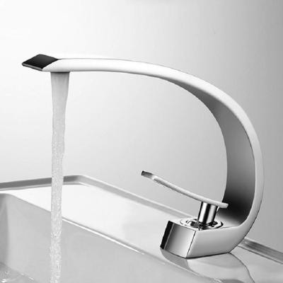 Koperen hand wastafel warm koud water kraan