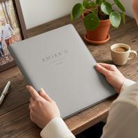 Schrijfmap - Grijs - Gegraveerd vegan leer - thumbnail