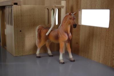 Kids Globe Paardenstal met 3 boxen + binnenbak 1:32