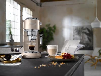 DeLonghi Dedica Metallics Pump Espresso EC785.BG Volledig automatisch Espressomachine 1,1 l DeLonghi Dedica Metallics Pump Espresso EC785.BG Volledig automatisch Espressomachine 1,1 l
