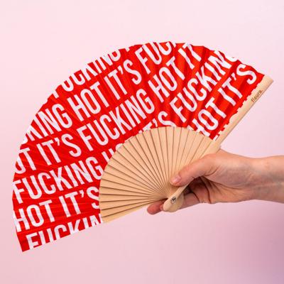 Houten waaier It&apos;s Fucking Hot - Rood patroon