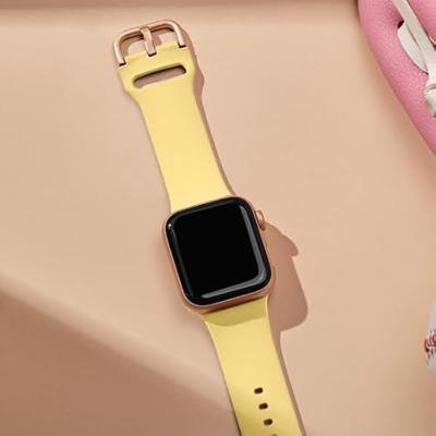 Soft siliconen bandje met gespsluiting - Geel - Geschikt voor Apple Watch 44mm / 45mm / 46mm / 49mm