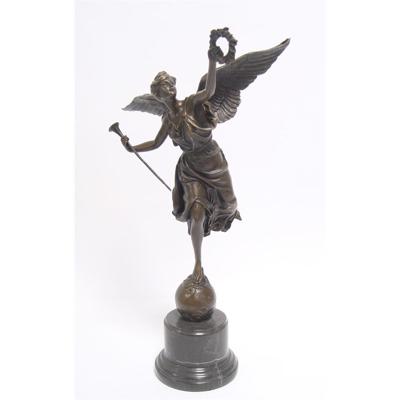 EEN BRONZEN BEELD VAN DE GEVLEUGELDE OVERWINNING