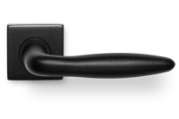 Deurklink Luno zwart basis op vierkant rozet geveerd - thumbnail