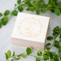 Ringdoosje hout vierkant krans met namen - thumbnail