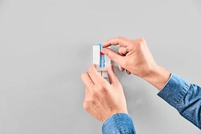 tesa tesa ® zelfklevende tape & pleister in verpakking van 3 stuks - in hoogte verstelbaar - zelfklevende spijker - Ideal voor doek & wigframe - houder tesa tesa ® zelfklevende tape & pleister in verpakking van 3 stuks - in hoogte verstelbaar - zelfklevende spijker - Ideal voor doek & wigframe - houder