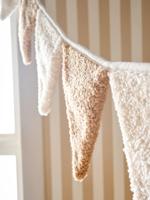 Slinger van vlaggetjes in sherpa beige - thumbnail
