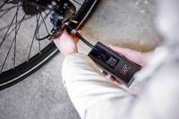 QLT Draadloze En Krachtige Oplaadbare Luchtcompressor - Met Powerbankfunctie - thumbnail