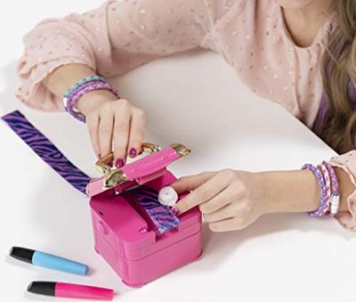 Cool Maker , Hollywood Hair Extension Maker met 12 aanpasbare extensions en accessoires, voor kinderen vanaf 8 jaar Cool Maker , Hollywood Hair Extension Maker met 12 aanpasbare extensions en accessoires, voor kinderen vanaf 8 jaar