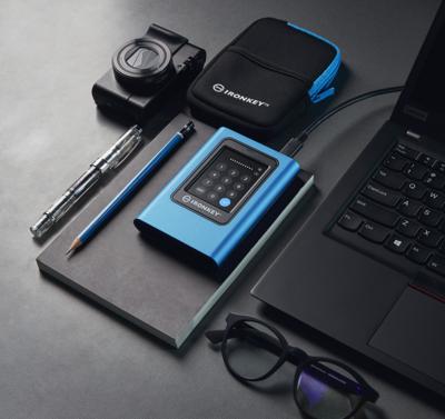Kingsong IronKey Vault Privacy 80 960 GB Externe harde schijf (3,5 inch) USB-C Blauw IKVP80ES/960G Kingsong IronKey Vault Privacy 80 960 GB Externe harde schijf (3,5 inch) USB-C Blauw IKVP80ES/960G