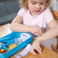 Melissa & Doug Herbruikbare EHBO-set, kleine wonden en pleisters, voor kinderen vanaf 3 jaar, FSC-gecertificeerd - thumbnail