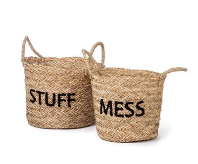 Rommelig en vol spullen, zet de zwarte mand neer. Rommelig en vol spullen, zet de zwarte mand neer.