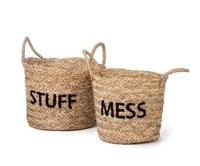 Rommelig en vol spullen, zet de zwarte mand neer. - thumbnail