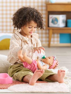 Pop Emma doet bloemige plasjes rozen Pop Emma doet bloemige plasjes rozen