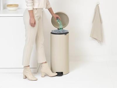 brabantia Newicon 149962 Pedaalemmer (groot) 30 l Staal (Ø x h) 293 mm x 679 mm Lichtbeige Met voetpedaal 1 stuk(s) - thumbnail