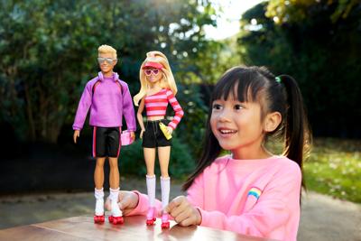 Barbie-Fashionistas-Doos met poppen en rolschaatsaccessoires HXK90