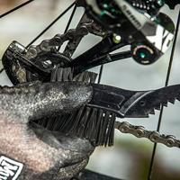 Muc-Off claw brush - thumbnail