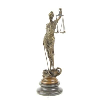 EEN BRONZEN BEELD VAN VROUWE JUSTITIA