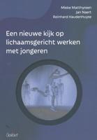 Een nieuwe kijk op lichaamsgericht werken met jongeren - Jan Naert, Mieke Matthyssen, Reinhard Haudenhuyse - Hardcover (9789044136166) - thumbnail