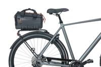 Basil miles tarpaulin bagagedragertas mik - sportieve zwarte fietsrugtas, waterdicht, 7l inhoud - thumbnail