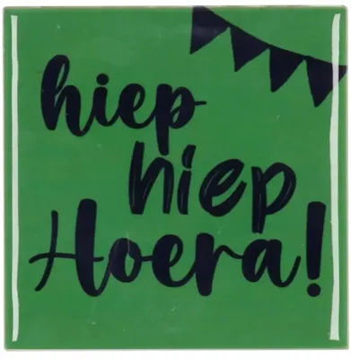 Daan Kromhout Design tegeltje keramiek hiep hiep hoera 10x10cm green