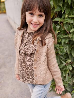 Vestje voor meisjes van fantasie breisel met ajour mokka