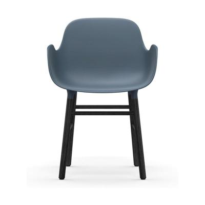 Normann Copenhagen Form armstoel Blue vierpoot zwart eikenhout Normann Copenhagen Form armstoel Blue vierpoot zwart eikenhout