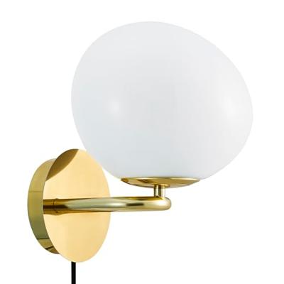 Wandlamp messing & mondgeblazen opaalglazen kap DFTP 'Shapes' Wandlamp messing & mondgeblazen opaalglazen kap DFTP 'Shapes'