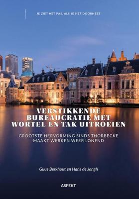 Verstikkende bureaucratie met wortel en tak uitroeien (Paperback) Verstikkende bureaucratie met wortel en tak uitroeien (Paperback)