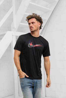 Nike Swim Stacked Swoosh Hydroguard T-Shirt Heren Zwart - Maat M - Kleur: Zwart | Soccerfanshop