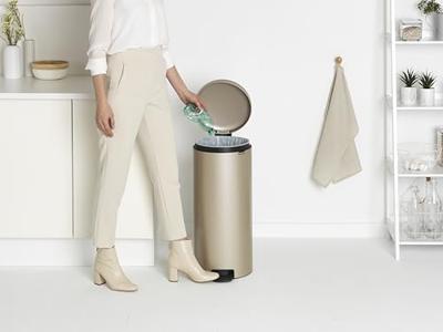 Brabantia pedaalemmer 30l metallic gold Brabantia pedaalemmer 30l metallic gold