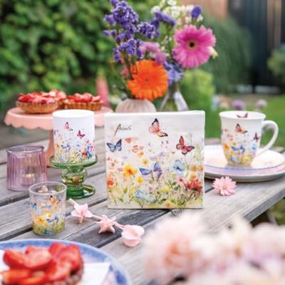 Mok 0.4L butterflies in field wit