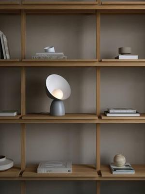 Kleine grijze tafellamp met schakelaar en e14 fitting &apos;Hello&apos; DFTP