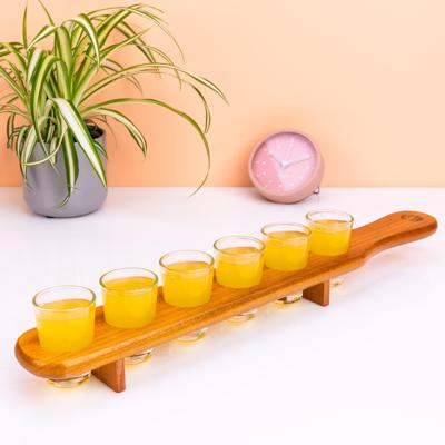 Zes shotglaasjes op serveertray Zes shotglaasjes op serveertray