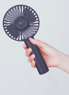 Handventilator - Ø10 centimeter - 20 centimer hoog - Mini USB ventilator - Incl. oplaadkabel & polsbandje - Blauw Handventilator - Ø10 centimeter - 20 centimer hoog - Mini USB ventilator - Incl. oplaadkabel & polsbandje - Blauw