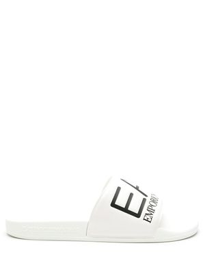 Ea7 Emporio Armani claquettes en cuir artificiel à logo embossé - Blanc