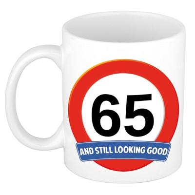 Koffie mok / cadeau beker - 65 jaar - verjaardag - still looking good - wit - stopbord Koffie mok / cadeau beker - 65 jaar - verjaardag - still looking good - wit - stopbord