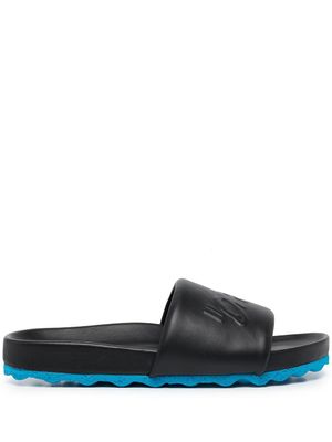 Off-White claquettes en cuir à logo embossé - Noir