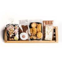 Chocolade en koekjes pakket op houten tray klein