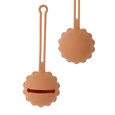 Dutsi - Welpje Serie - Siliconen Fopspeenhouder met Leeuwen Ontwerp - Kaneelbruin Dutsi - Welpje Serie - Siliconen Fopspeenhouder met Leeuwen Ontwerp - Kaneelbruin