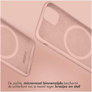 Accezz Liquid Silicone Backcover met MagSafe voor Samsung Galaxy S25 Telefoonhoesje Roze