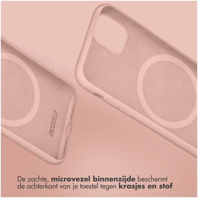AccezzLiquid Silicone Backcover met MagSafe voor Samsung Galaxy S25 Telefoonhoesje Roze