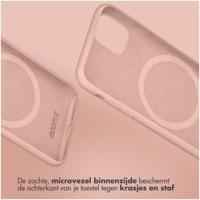Accezz Liquid Silicone Backcover met MagSafe voor Samsung Galaxy S25 Telefoonhoesje Roze
