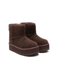 UGG Kids bottines Classic Mini II à patch logo - Marron