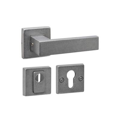 Intersteel achterdeurbeslag vierkant: deurkruk Amsterdam, massieve rozetten, SKG3 veiligheidsrozetten - PVD RVS getrommeld
